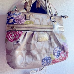 Classic Coach Poppy purse. Great condition.